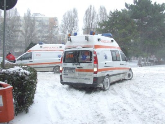 Om al străzii, transportat cu degerături la Spitalul Judeţean